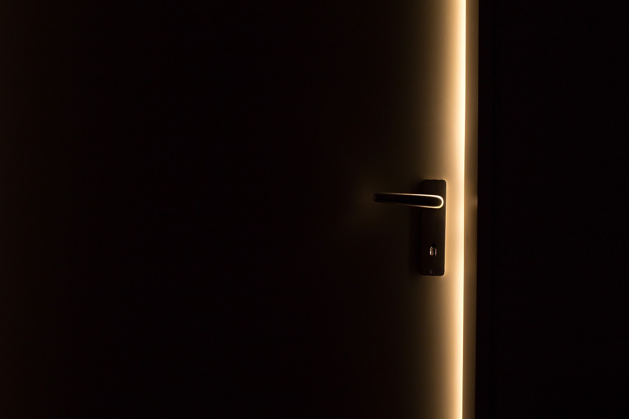 Esboço de pregação sobre Mateus 6:6 Mas quando você orar, vá para seu quarto, feche a porta e ore a seu Pai, que está no secreto. Então seu Pai, que vê no secreto, o recompensará.